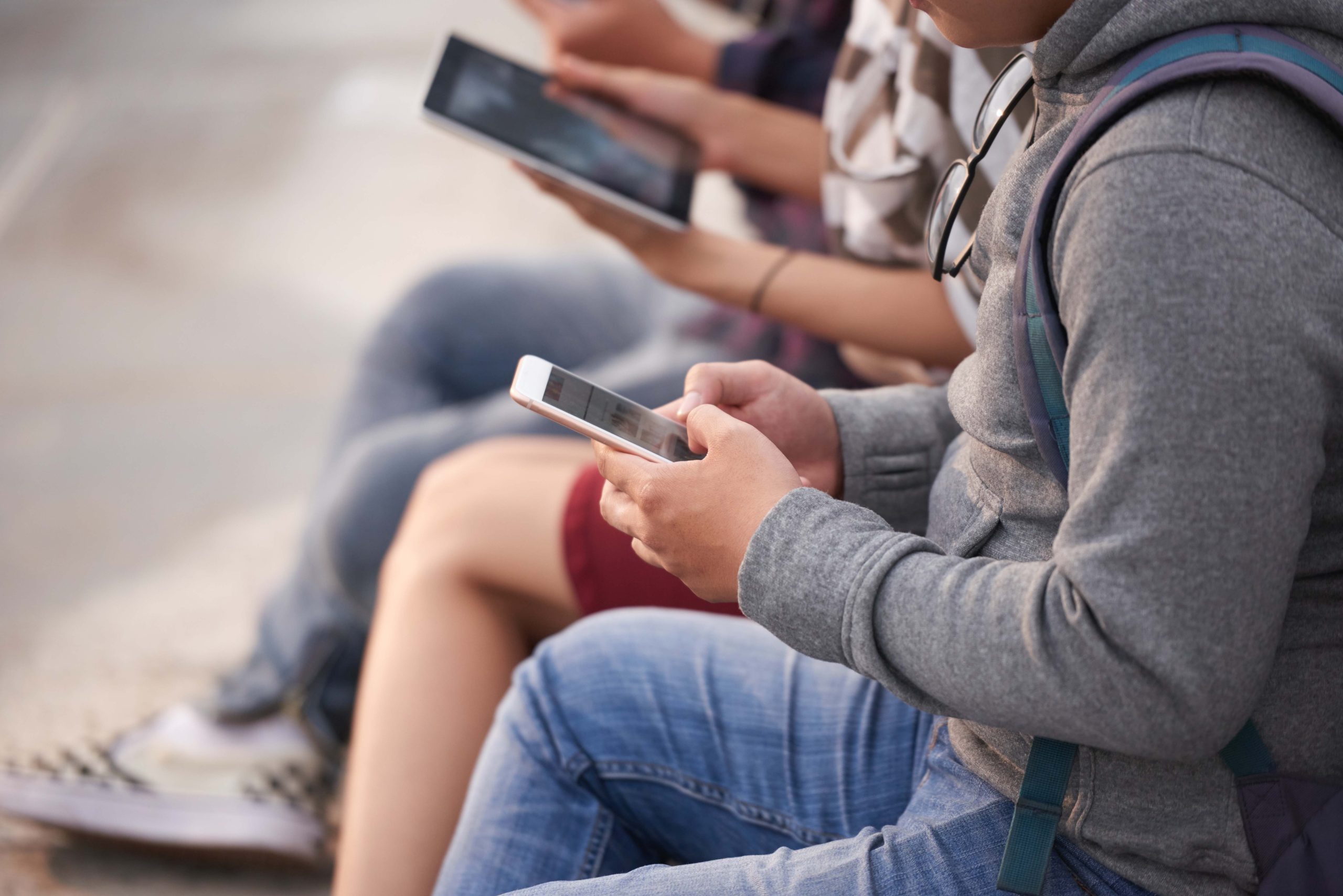 Embou y el Colegio Juan de Lanuza llevan su reto de siete días sin redes sociales al IES Ramón Pignatelli Embou y el Colegio Juan de Lanuza llevan su reto de siete días sin redes sociales al IES Ramón Pignatelli