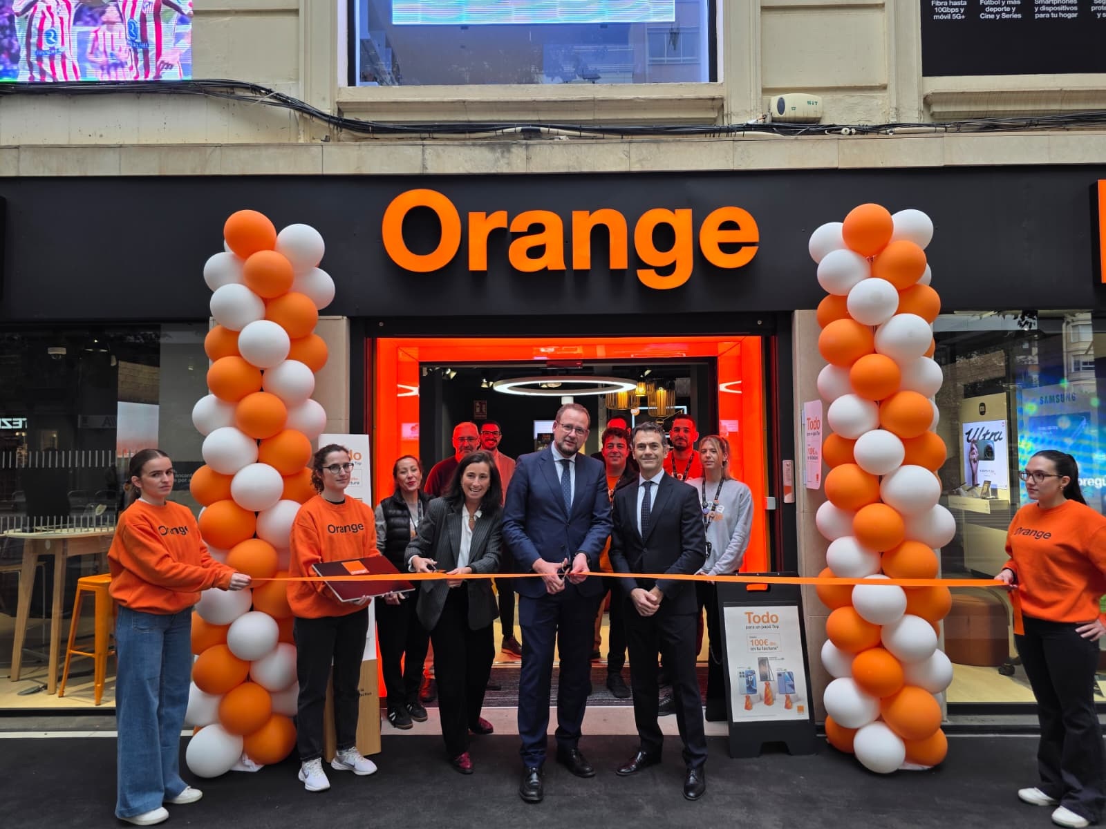 Orange invierte 200.000 euros en la apertura de su Smartstore más emblemática en Murcia Orange invierte 200.000 euros en la apertura de su Smartstore más emblemática en Murcia