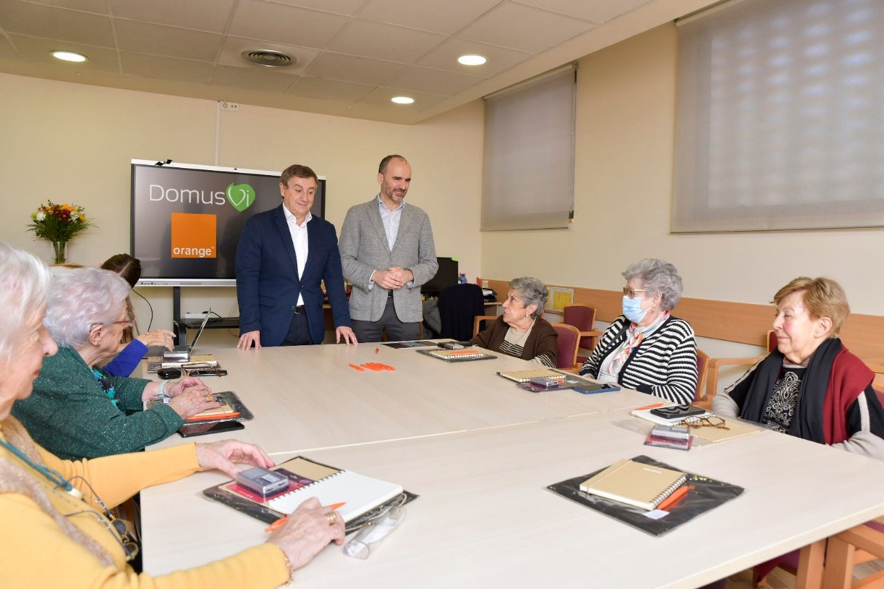 Orange y la Fundación DomusVi impulsan la formación digital de los mayores en residencias de toda España Orange y la Fundación DomusVi impulsan la formación digital de los mayores en residencias de toda España