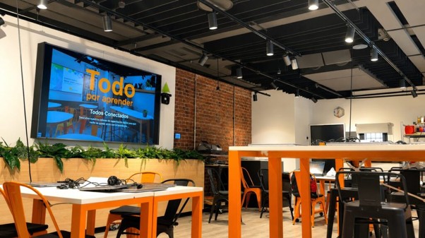 “Todos Conectados”, de la Fundación Orange, lleva la capacitación digital a más de 13.000 personas de toda España “Todos Conectados”, de la Fundación Orange, lleva la capacitación digital a más de 13.000 personas de toda España