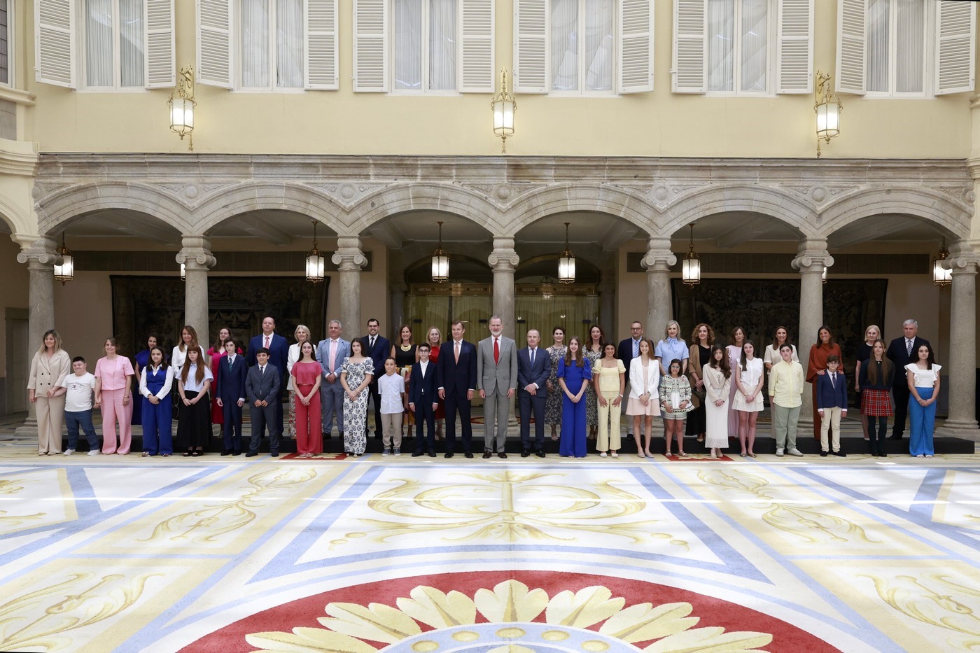 Don Felipe recibe en El Pardo a los alumnos y alumnas ganadores de la 43ª edición del certamen  ¿Qué es un rey para ti?