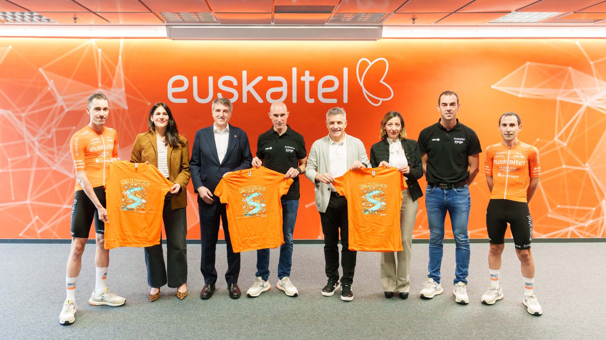 Euskaltel presenta una nueva camiseta  homenaje a la Marea Naranja