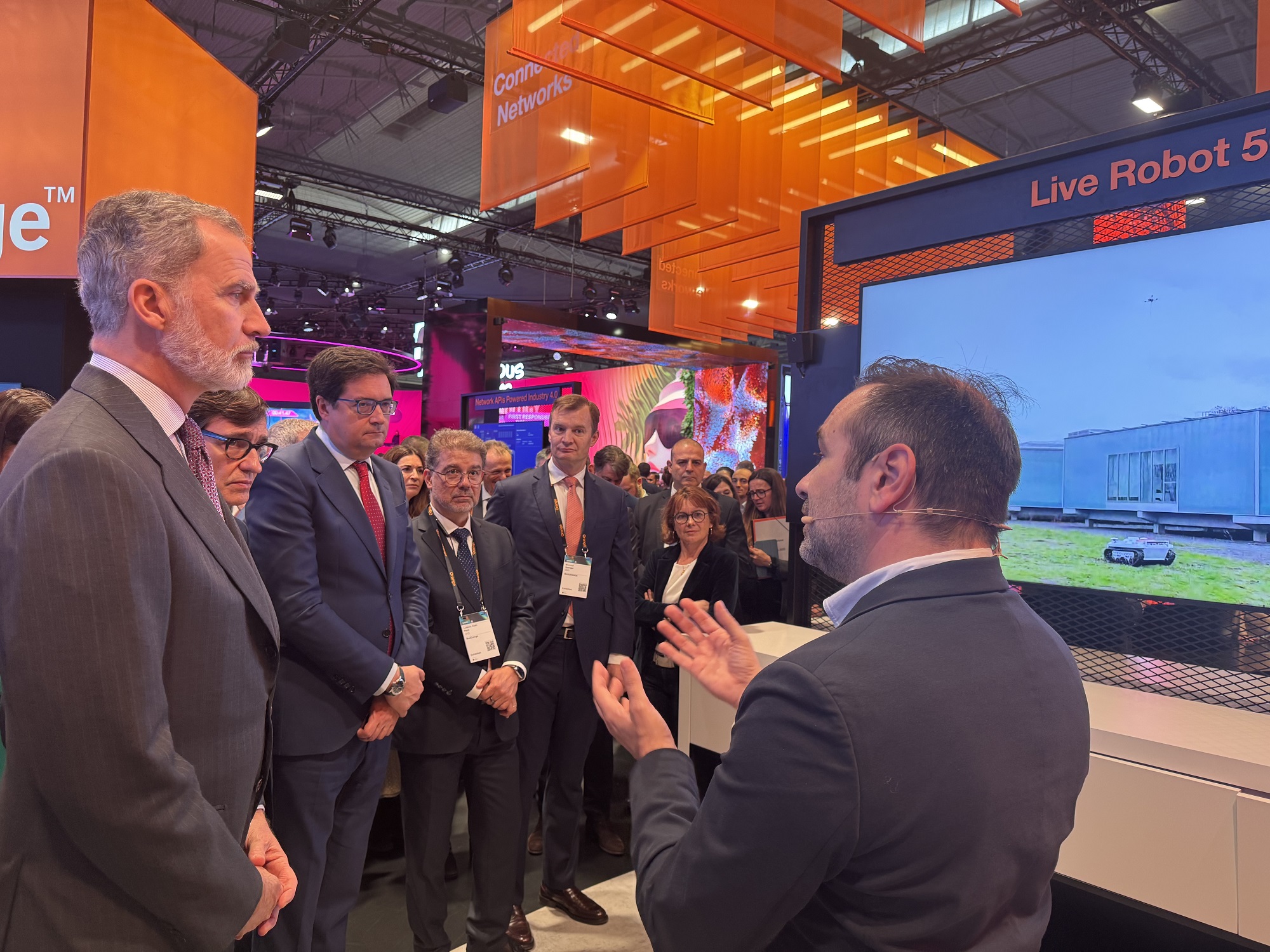 S.M. el Rey Don Felipe VI asiste en el stand de MasOrange en el MWC a una demostración de uso de la red 5G SA para prevenir incendios con robots autónomos y drones