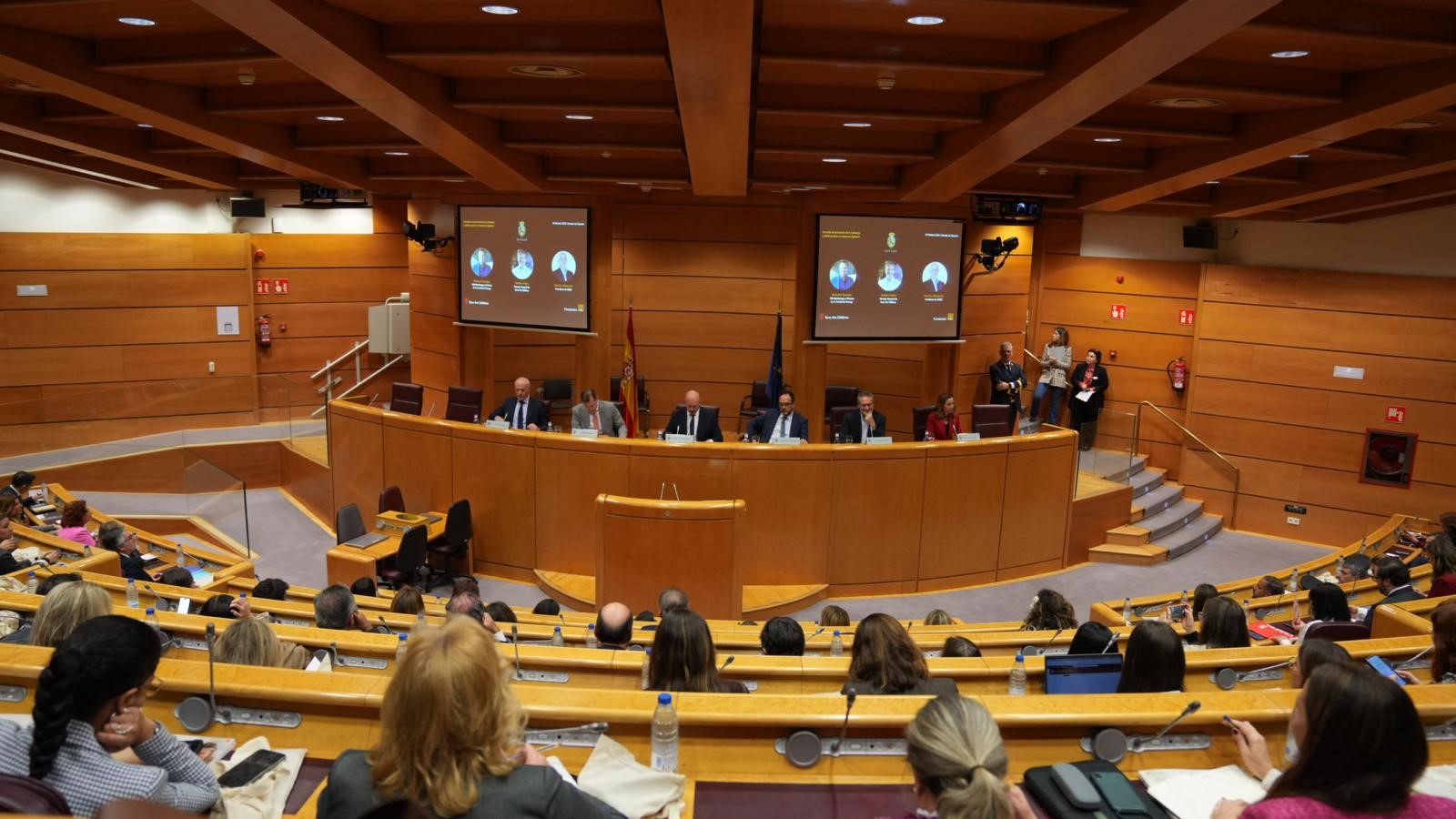 Jóvenes y adultos debaten en el Senado sobre los retos y oportunidades a los que se enfrentan las nuevas generaciones en el entorno digital