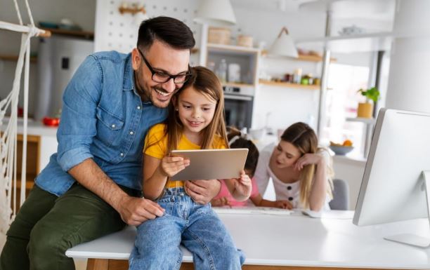 La Fundación Orange ofrece cursos gratuitos y  webinars para fomentar la inclusión digital de  personas autistas y sus familias