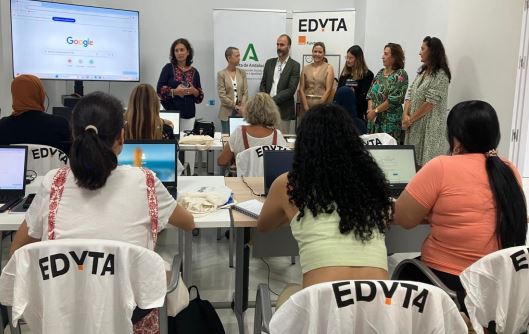 La Junta refuerza su compromiso con las mujeres en  riesgo de exclusión con la apertura de una nueva  aula del programa EDYTA de la Fundación Orange