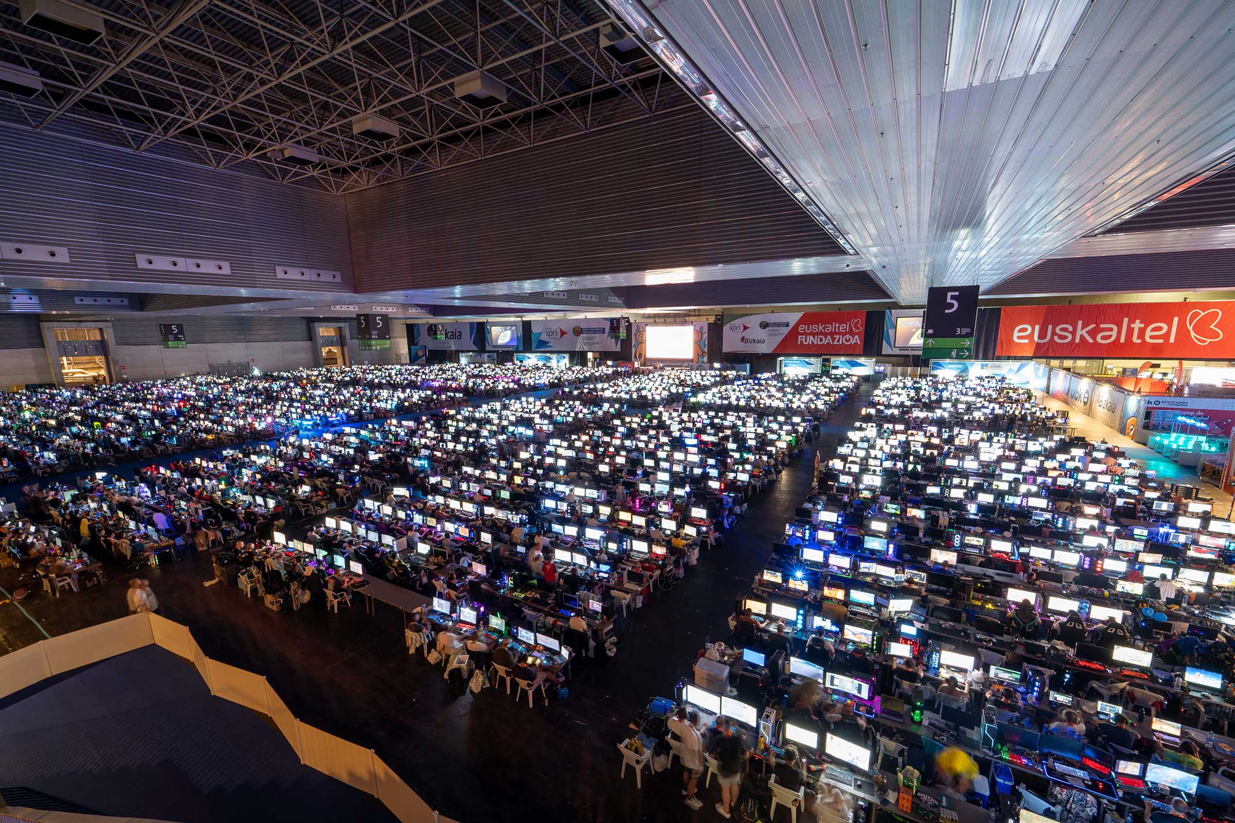 Balance muy positivo de la Euskal Encounter 32, con 5.000 participantes diarios y más de 10.000 visitantes durante cuatro días repletos de tecnología y diversión