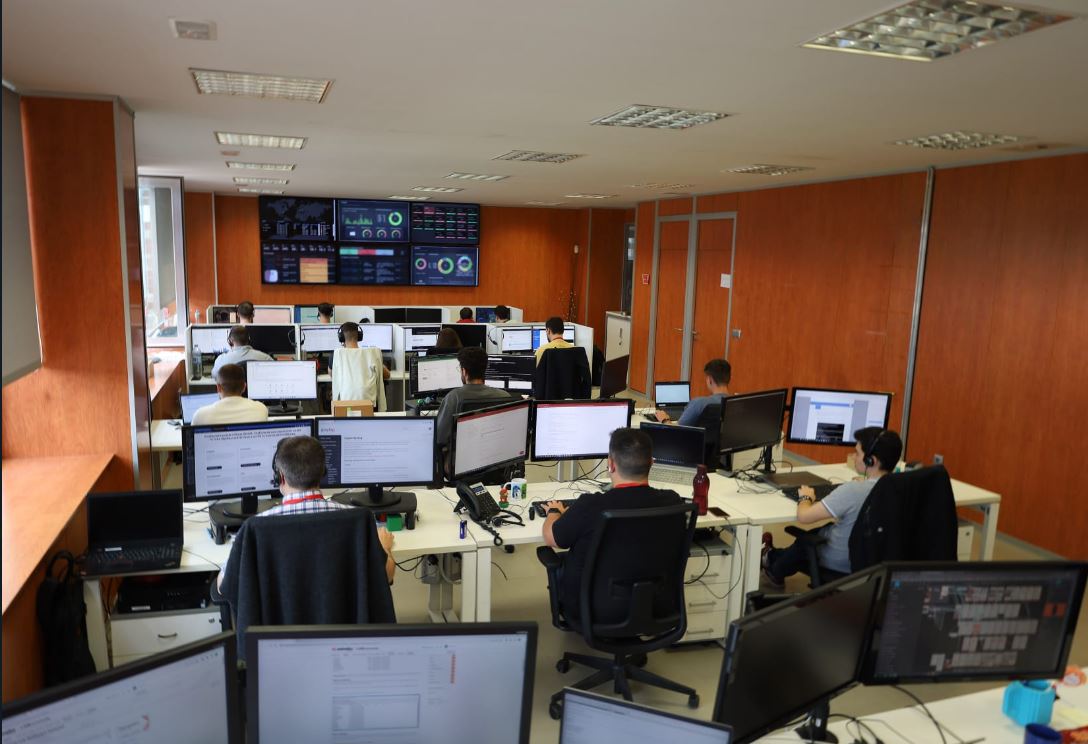 R y su socio INNOVASUR blindarán la seguridad digital del Ayuntamiento de Ferrol con un Centro de Ciberseguridad operativo desde este otoño