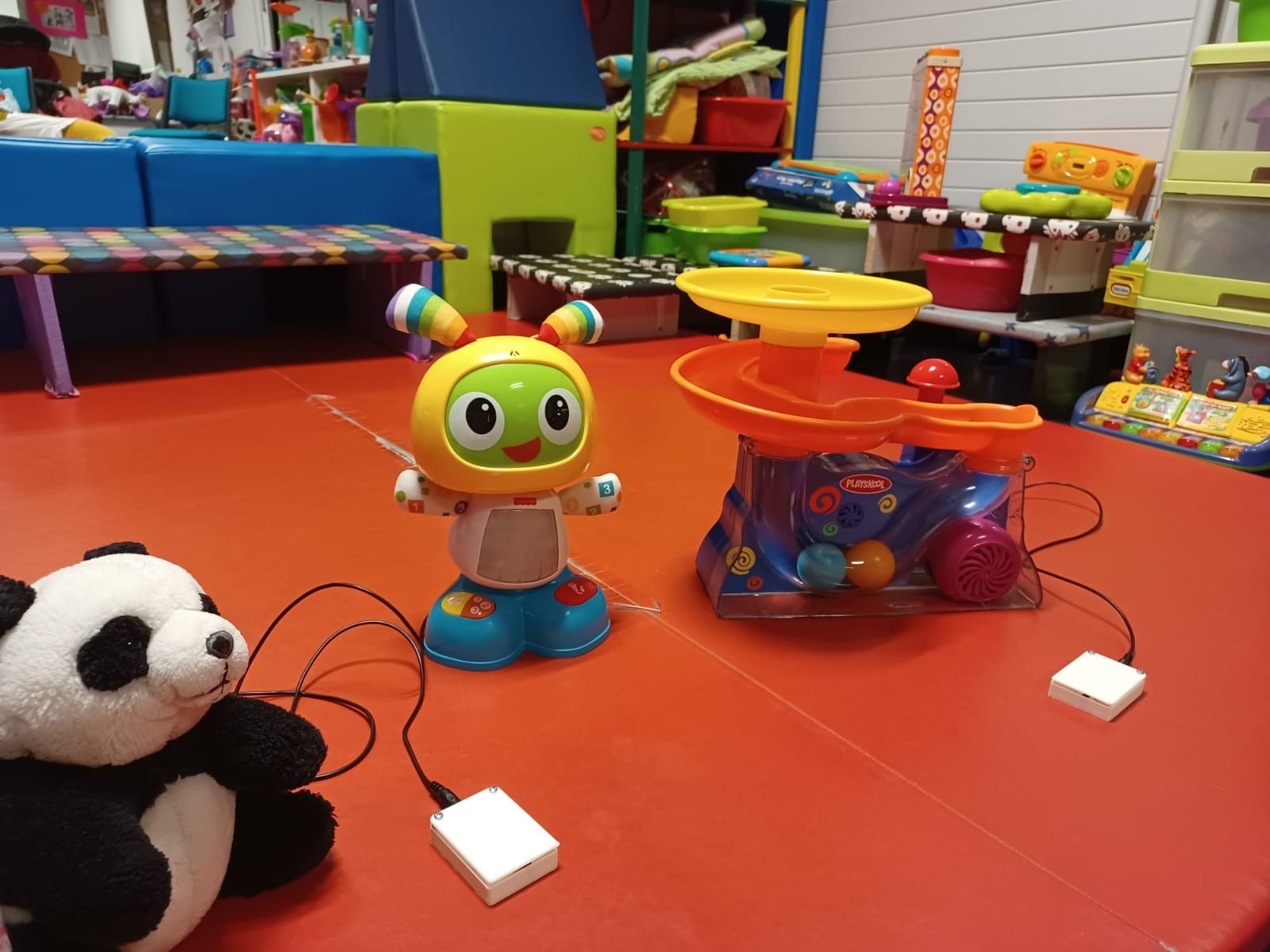 14 niños y jóvenes asturianos con dificultades motoras y sensoriales reciben juguetes y artículos adaptados para mejorar su calidad de vida
