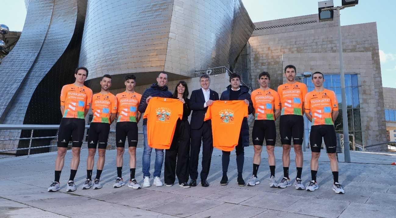 Euskaltel presenta la nueva camiseta de la Marea Naranja junto a un exclusivo documental sobre este fenómeno