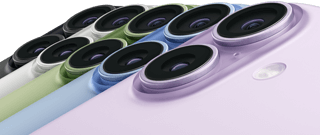 iPhone 17, parte trasera, sistema de cámara dual Fusion, superpuestos en los cinco colores disponibles: negro, blanco, verde salvia, azul neblina y lavanda