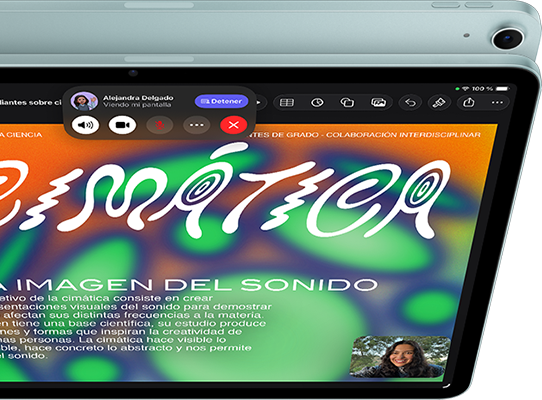 iPad Air, color azul, parte superior exterior, se muestra la app Keynote con la prestación de compartir pantalla durante una llamada FaceTime de vídeo, parte trasera exterior, gran angular trasero de 12 Mpx, botón para subir el volumen, botón para bajar el volumen