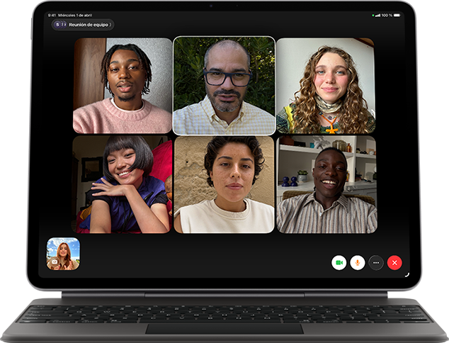 iPad Air, acoplado a un Magic Keyboard, color negro, llamada FaceTime de grupo en la pantalla