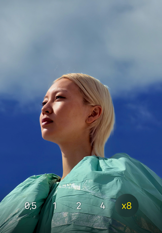 App Cámara en el iPhone 17 Pro, zoom óptico de 0,5, 1, 2, 4 y 8 aumentos, opción de 8 seleccionada